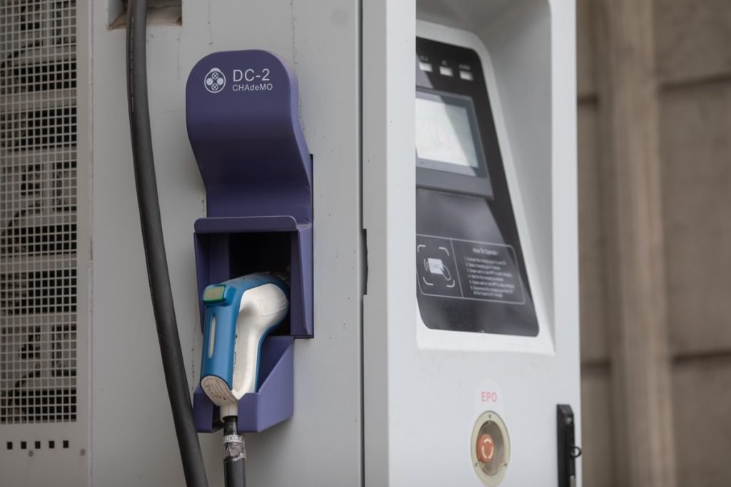 Electrocutare în Grecia: Hoții de cabluri electrice, o nouă amenințare? Două persoane au fost electrocutate în apropiere de Atena, în timp ce încercau să fure cabluri de la o stație de încărcare a vehiculelor electrice