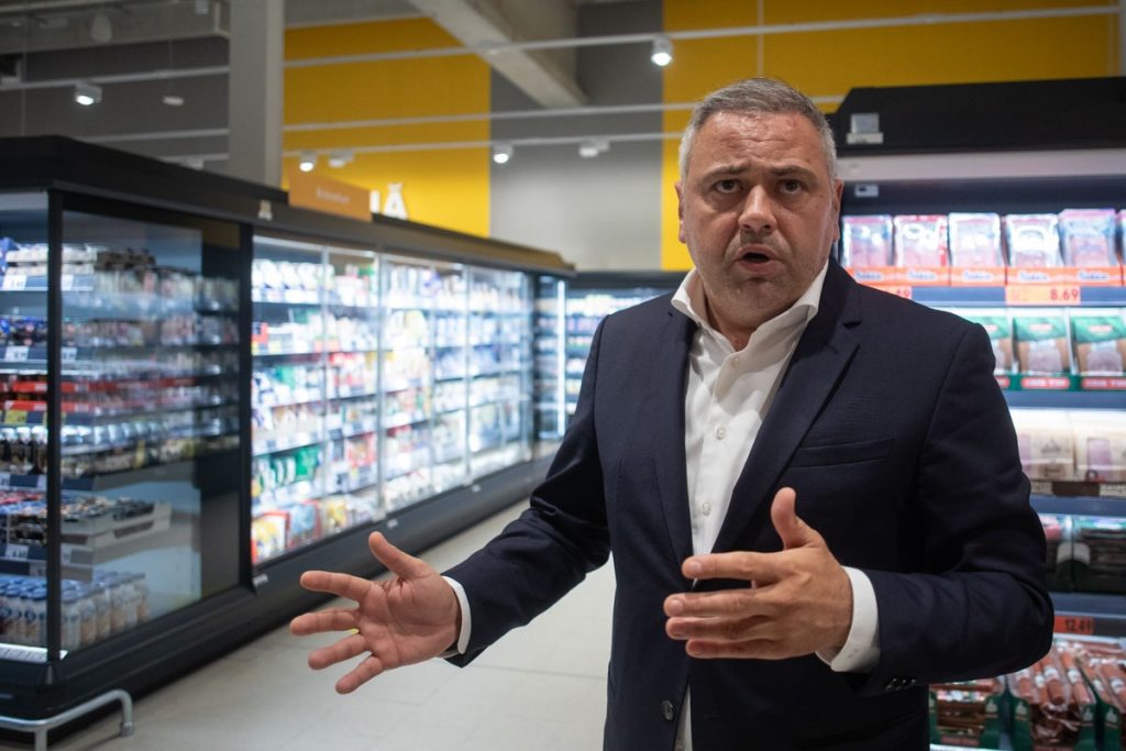 Ministrul Agriculturii cere investigații privind prețurile alimentelor București – Florin Barbu, ministrul Agriculturii, a solicitat Consiliului Concurenței să investigheze mecanismele care influențează prețurile alimentelor, acuzând adaosuri comerciale care îngreunează activitatea fermierilor români și îi determină să renunțe la afaceri