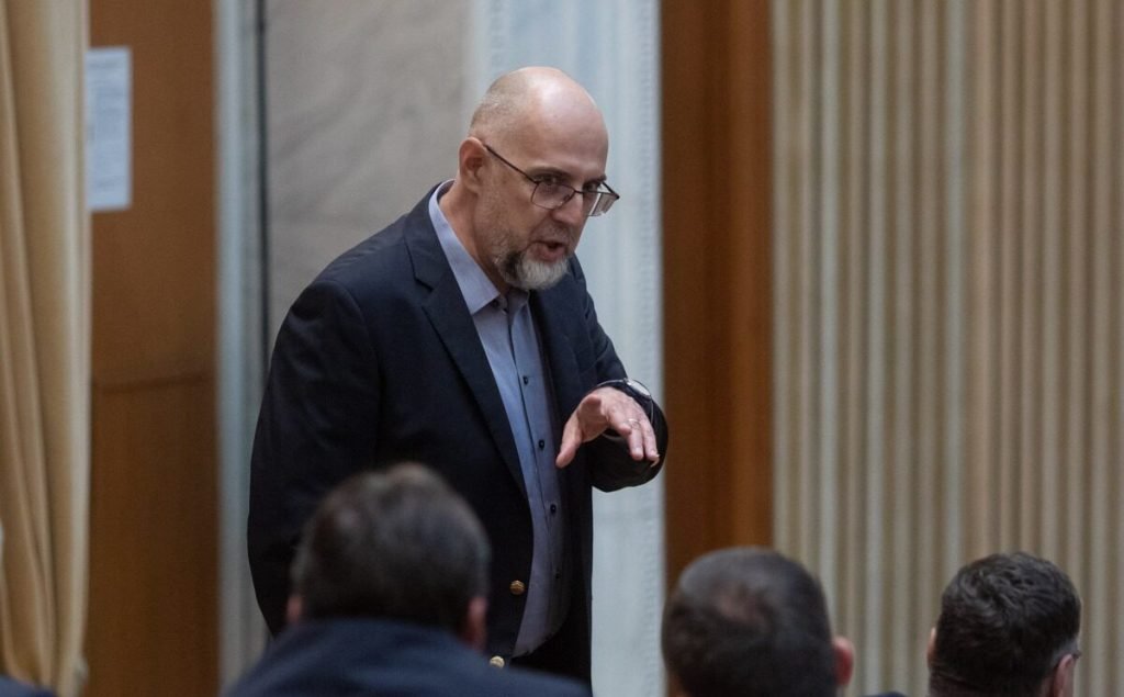 Kelemen Hunor exclude categoric un guvern minoritar susținut de aur Președintele UDMR, Kelemen Hunor, a respins ferm, miercuri, posibilitatea unui guvern minoritar format din PNL și USR, care ar fi sprijinit în Parlament de AUR