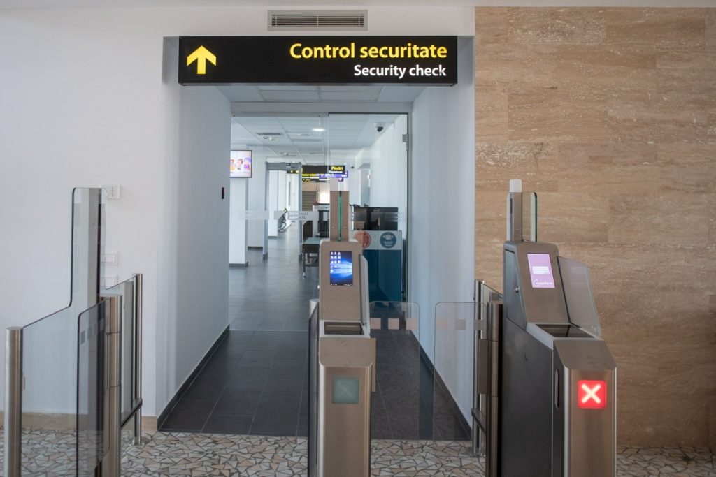 Schimbări majore pentru pasagerii de pe aeroporturile bucureștene: reguli relaxate pentru lichidele din bagaje Bucureștiul se aliniază normelor europene privind securitatea aeroportuară: pasagerii care pleacă de pe Aeroportul Internațional Henri Coandă și Aeroportul București-Băneasa pot transporta lichide, aerosoli și geluri în bagajul de mână în recipiente individuale de până la doi litri