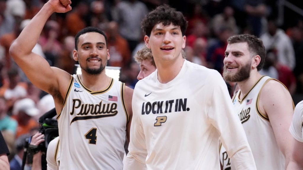 Purdue Boilermakers înving Texas Longhorns într-un meci dramatic în Sweet 16 al March Madness Într-un meci de baschet care a ținut fanii cu sufletul la gură, Purdue Boilermakers a învins Texas Longhorns cu scorul de 79-77, joi seară, în cadrul turneului Sweet 16 al March Madness
