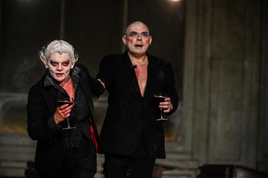 „Faust” la Sibiu revine pe scenă: Biletele vor fi puse în vânzare vineri Spectacolul „Faust”, regizat de Silviu Purcărete, revine la Sibiu cu o serie de 12 reprezentații, după mai bine de 18 ani și 300 de reprezentații