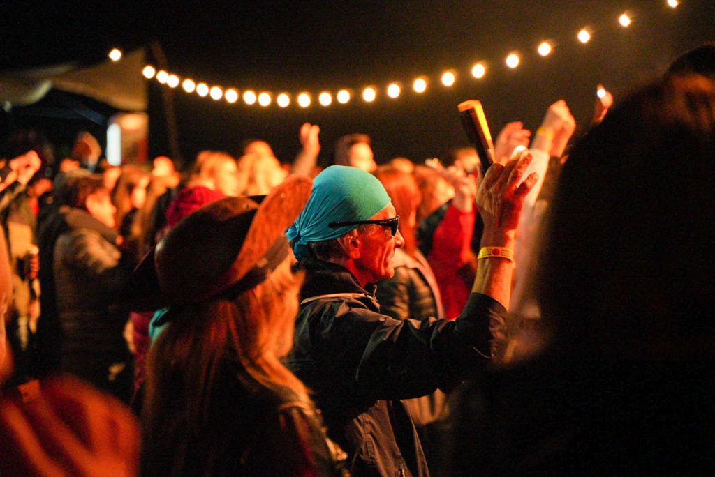 Live Nation, gigantul evenimentelor, acuzat de taxe abuzive în Statele Unite Departamentul de Justiție al Statelor Unite a deschis un proces împotriva Live Nation, una dintre cele mai mari companii de organizare a evenimentelor muzicale la nivel global, acuzând-o de taxe excesive și exploatarea unei poziții dominante pe piață