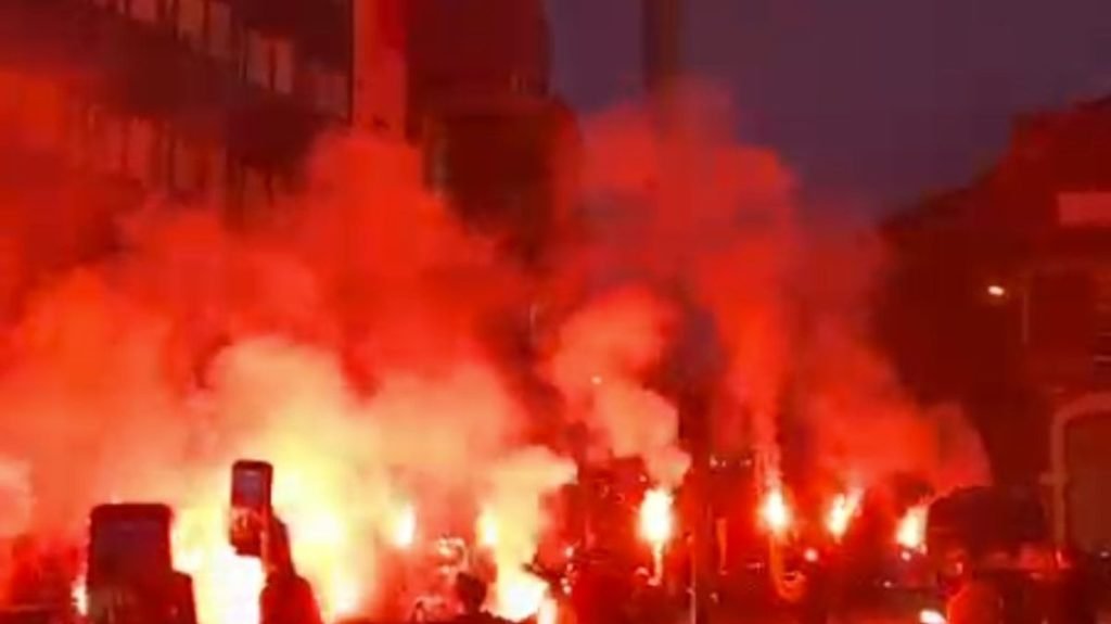 Fani turci, atmosferă incendiară înaintea meciului Liverpool – Galatasaray Liverpool a fost scena unor scene spectaculoase marți seară, 17 martie, când fanii echipei Galatasaray au ieșit pe străzi pentru a-și susține echipa, cu o seară înainte de meciul cu Liverpool