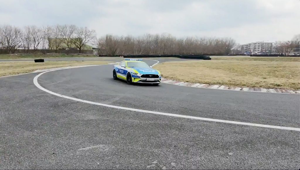 Poliția poloneză scoate pe străzi un Ford Mustang confiscat de la un șofer băut Un Ford Mustang, confiscat anterior de la un șofer prins conducând sub influența alcoolului, a fost inclus în flota de automobile a Poliției din Polonia