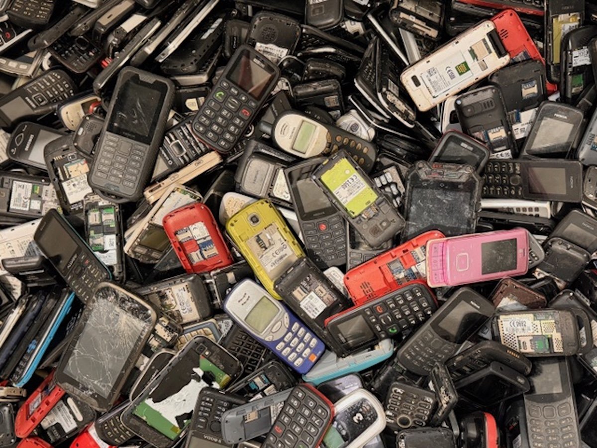 Românii, campioni la depozitat telefoane vechi: 86% din populație păstrează mobile scoase din uz Un studiu recent realizat de Ipsos pentru Asociația Environ arată că majoritatea românilor au în sertare telefoane mobile vechi, pe care nu le mai folosesc, dar nici nu le reciclează