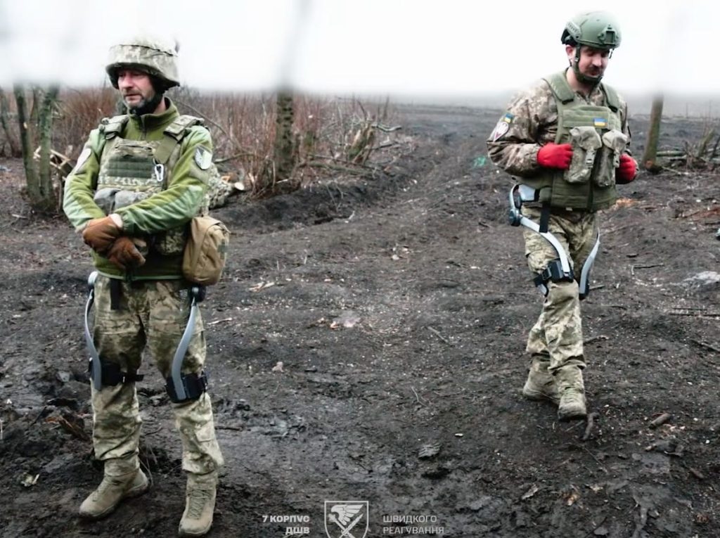 Exoscheletele testate de soldații ucraineni pe front Unitățile militare ucrainene au început să testeze exoschelete pentru a reduce efortul fizic al soldaților în zona de conflict