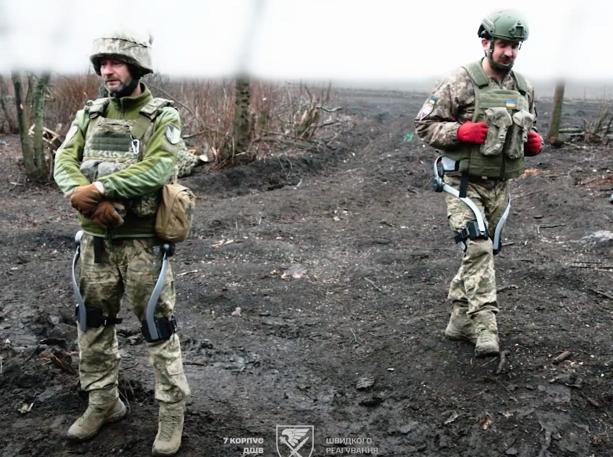 Exoscheletele testate de soldații ucraineni pe front Unitățile militare ucrainene au început să testeze exoschelete pentru a reduce efortul fizic al soldaților în zona de conflict