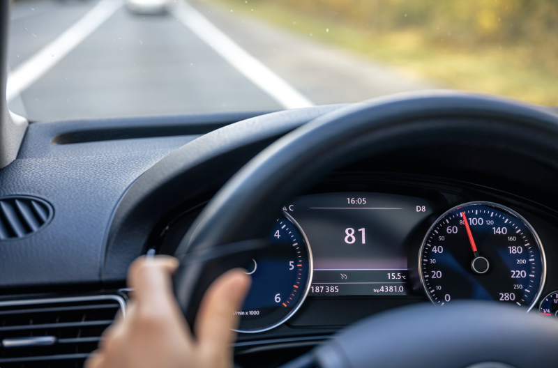 Piața auto second-hand din România: kilometrajul dat înapoi și riscuri crescute pentru cumpărători Piața auto second-hand din România se confruntă cu o scădere a transparenței, potrivit unei analize recente