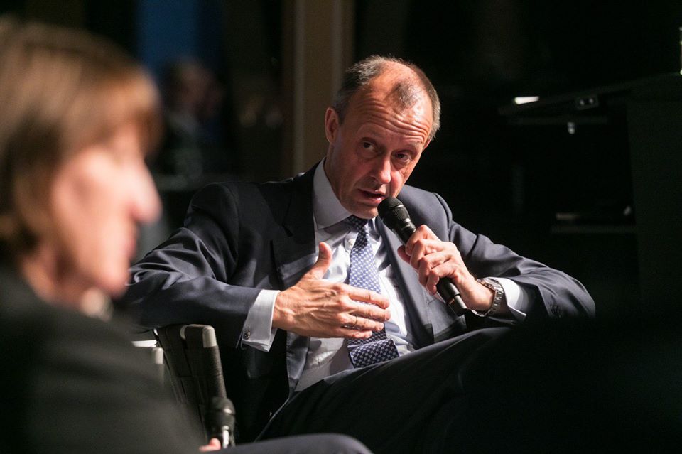 Critici vehemente la adresa relaxării sancțiunilor SUA privind petrolul rusesc Decizia Statelor Unite de a relaxa temporar sancțiunile asupra petrolului rusesc a stârnit nemulțumire în rândul partenerilor occidentali, cancelarul german Friedrich Merz exprimându-și dezacordul față de această măsură