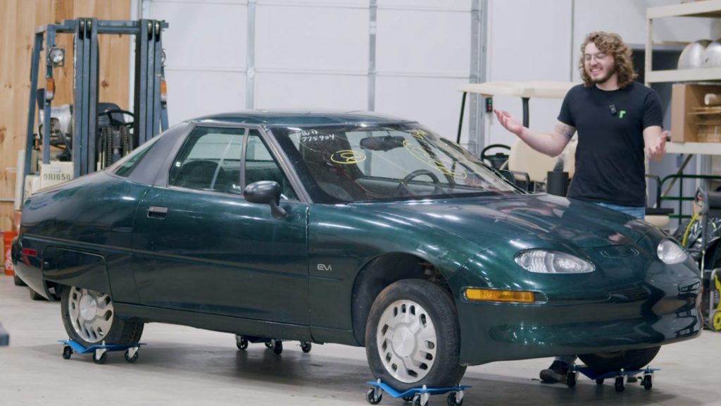GM EV1, legenda mașinii electrice, pe cale să revină la viață Un model GM EV1, o raritate emblematică pentru istoria automobilului electric, ar putea fi readus pe șosele, după ce a scăpat de soarta tristă a distrugerii