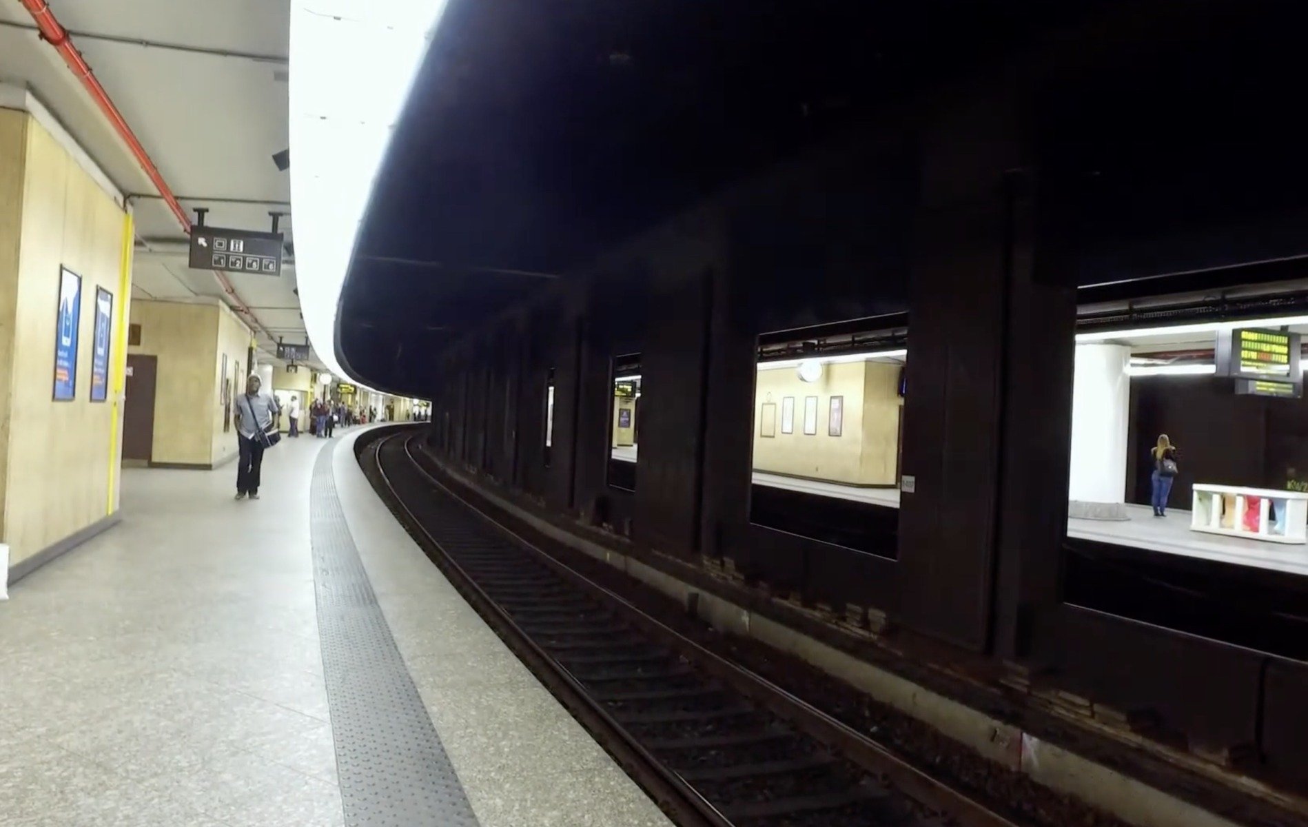 Alertă la Bruxelles: Gara de Sud, evacuată după descoperirea unor colete suspecte Un eveniment neobișnuit a avut loc luni seară în capitala Belgiei, generând îngrijorare și perturbări majore în transportul public