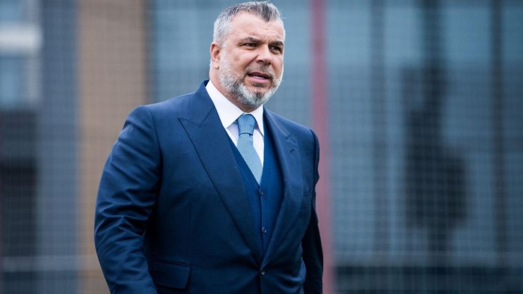 Cosmin Olăroiu, sprijin pentru elevii suceveni blocați în Dubai Situația tensionată din contextul internațional a dus la amânarea întoarcerii în România a unui grup de 10 elevi și patru profesori de la Colegiul Național „Petru Rareș” Suceava, aflați în Dubai