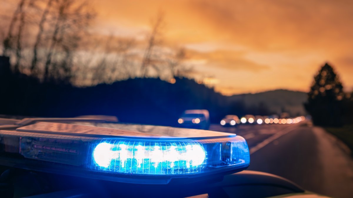 Un polițist a împușcat mortal un bărbat care a înjunghiat mai multe persoane într-un atac de furie pe șosea în Virginia Un bărbat a fost ucis de un polițist rutier din Virginia după ce a înjunghiat patru persoane și un câine în timpul unui atac de furie pe șosea, duminică, pe Capital Beltway, în apropiere de intersecția cu Gallows Road