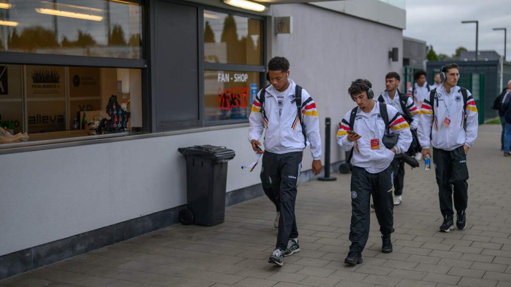 Un puști de 16 ani, pe punctul de a debuta în Champions League? Povestea incredibilă a lui Leonard Prescott München, Germania – Leonard Prescott, un tânăr portar de doar 16 ani de la Bayern München, a fost pus în centrul atenției în ultimele zile