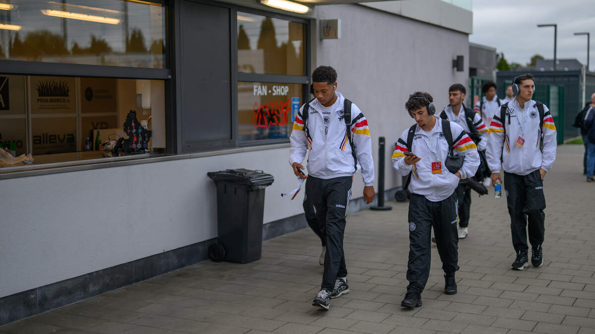 Un puști de 16 ani, pe punctul de a debuta în Champions League? Povestea incredibilă a lui Leonard Prescott München, Germania – Leonard Prescott, un tânăr portar de doar 16 ani de la Bayern München, a fost pus în centrul atenției în ultimele zile