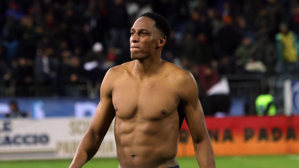 Yerry Mina, regele provocărilor: eliminare controversată în Pisa-Cagliari Pisa-Cagliari, un meci din cadrul etapei a 29-a a campionatului italian de fotbal, a fost marcat de un nou episod controversat în care a fost implicat fundașul columbian Yerry Mina