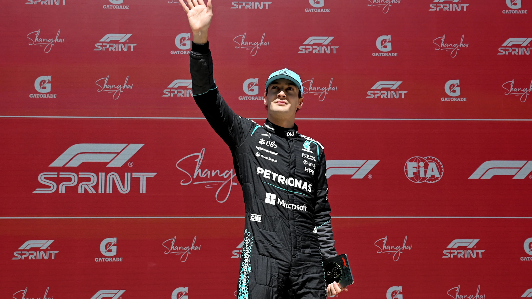 George Russell câștigă cursa sprint din China, cu un spectacol de adrenalină pe pistă Șanghai, China – George Russell, pilotul Mercedes, a triumfat în cursa sprint de la Marele Premiu al Chinei, sâmbătă, depășindu-i pe Charles Leclerc (Ferrari) și pe coechipierul său, Lewis Hamilton