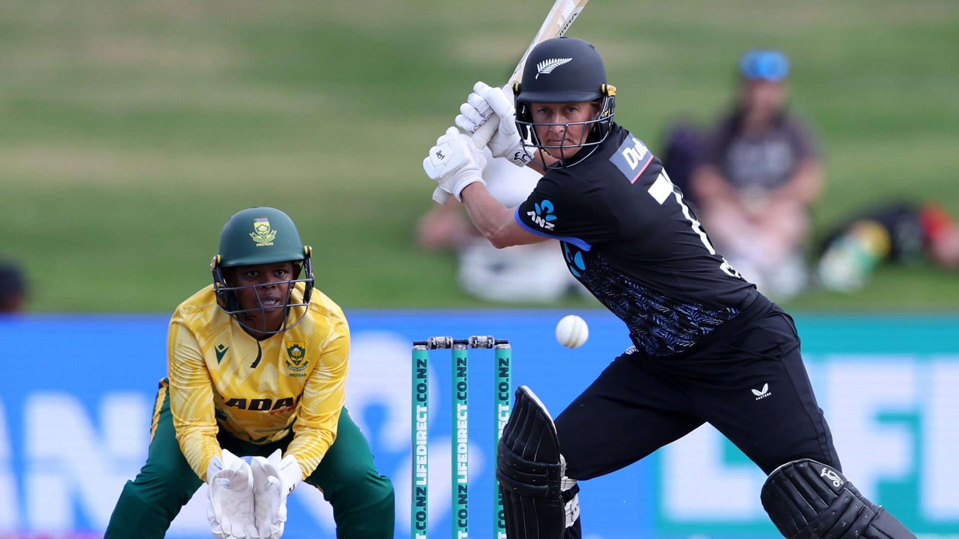 Noua Zeelandă învinge Africa de Sud într-un meci spectaculos de cricket feminin Noua Zeelandă a învins Africa de Sud cu 80 de puncte în primul meci al seriei internaționale de cricket feminin, un eveniment care a ținut în suspans fanii sportului