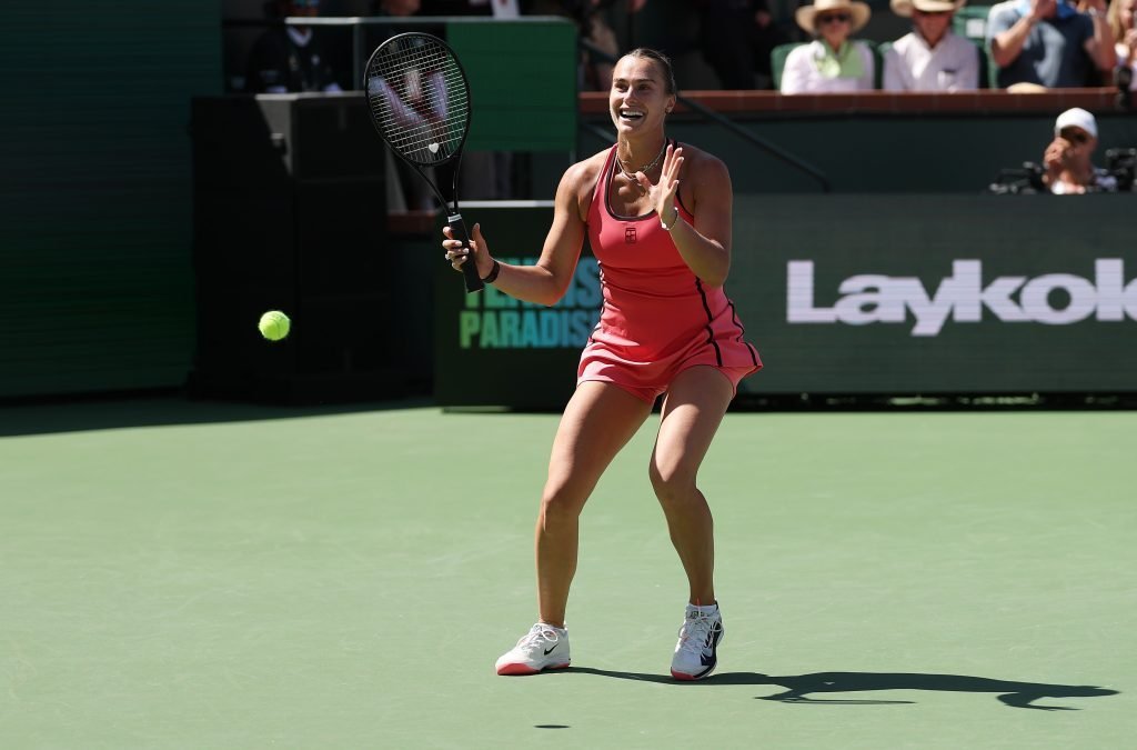 Sabalenka învinge în finala de la Indian Wells, după un meci dramatic cu Rybakina Aryna Sabalenka, numărul 1 mondial, a cucerit titlul la BNP Paribas Open, Indian Wells, după ce a învins-o pe Elena Rybakina, a doua jucătoare a lumii, cu scorul de 3-6, 6-3, 7-6 (6)