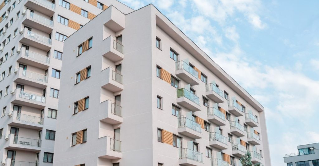 Închiderea balconului: o modificare simplă, cu implicații legale majore Vrei să transformi balconul într-un spațiu locuibil cu geamuri termopan? Pare o idee bună, dar atenție: închiderea balconului presupune obținerea unei autorizații de construire