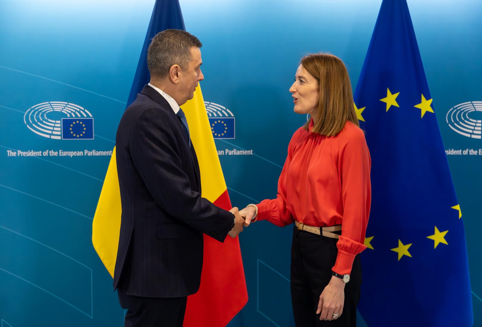 Grindeanu, la Bruxelles: PSD analizează guvernarea și avertizează asupra apropierii PNL de AUR Președintele PSD, Sorin Grindeanu, a avut o întrevedere joi la Bruxelles cu Roberta Metsola, președinta Parlamentului European