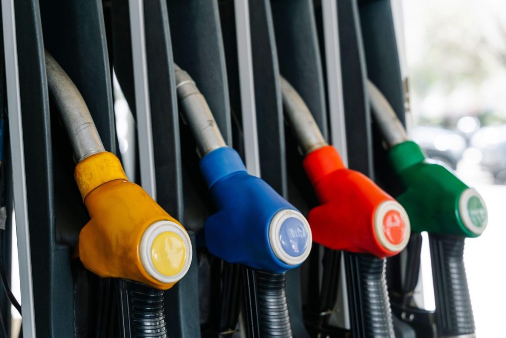 Guvernul Bolojan intervine în criza carburanților: Prețurile vor fi plafonate Guvernul condus de premierul Bolojan a adoptat o ordonanță de urgență pentru a limita creșterea prețurilor la benzină și motorină, după ce costurile la pompă au atins praguri alarmante