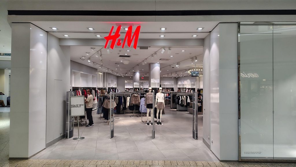 H&M introduce plata în rate prin Klarna pentru clienții din România și Ungaria H&M a lansat un nou sistem de plată flexibil pentru clienții din România și Ungaria, în parteneriat cu platforma de plăți digitale Klarna