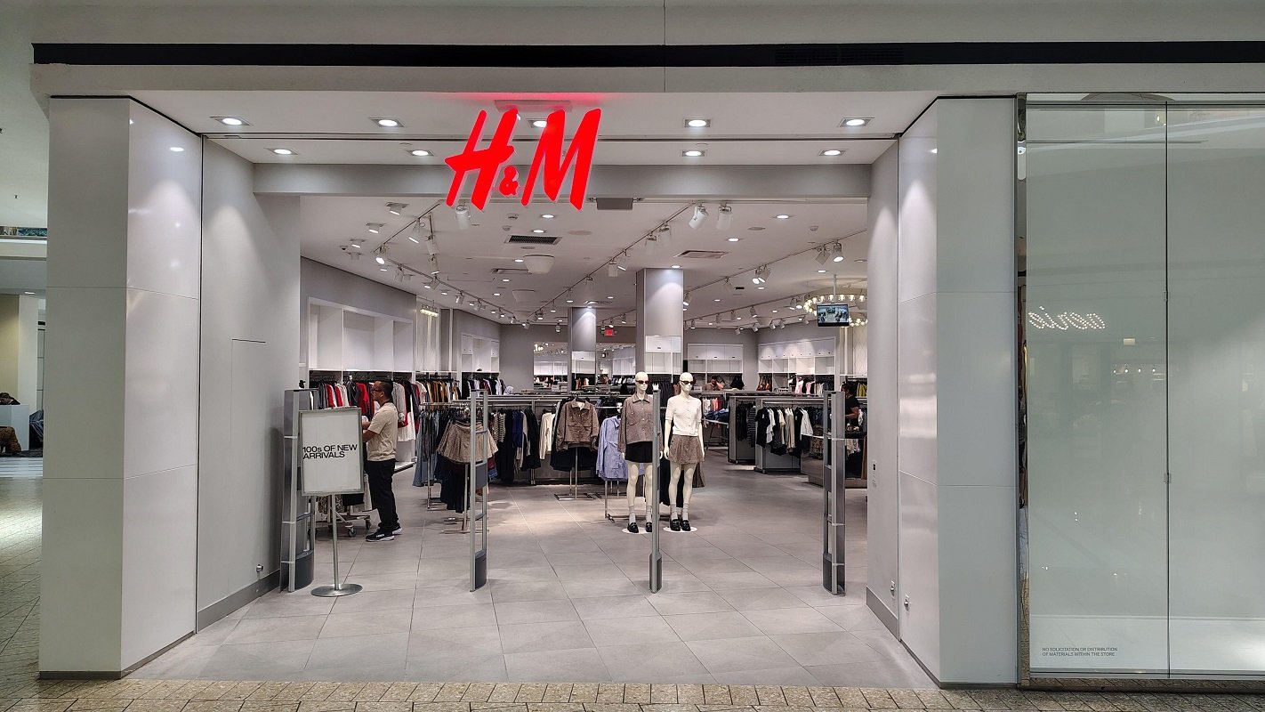 H&M introduce plata în rate prin Klarna pentru clienții din România și Ungaria H&M a lansat un nou sistem de plată flexibil pentru clienții din România și Ungaria, în parteneriat cu platforma de plăți digitale Klarna