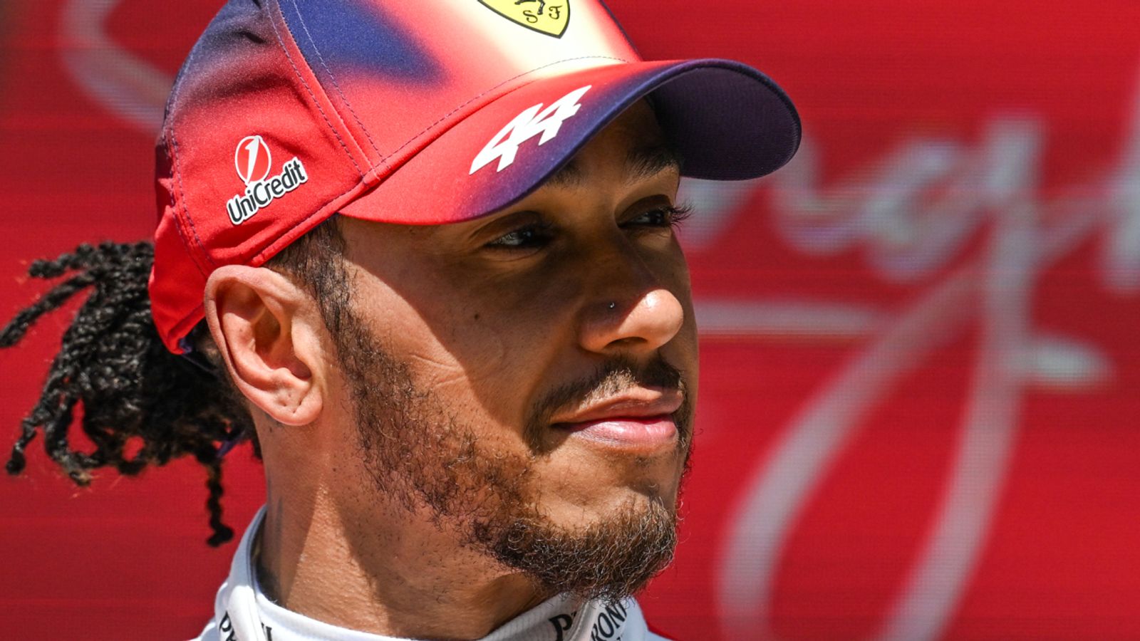 Hamilton acuză Mercedes de „mod special” în calificări Pilotul Lewis Hamilton a sugerat că echipa Mercedes ar avea o putere suplimentară a motorului pe care o folosește în sesiunile de calificări