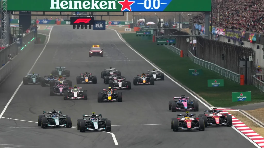 Start exploziv la Marele Premiu al Chinei: Hamilton, în frunte, în timp ce McLaren suferă din cauza problemelor tehnice Shanghai, China – Primul tur al Marelui Premiu al Chinei a fost unul plin de adrenalină, marcat de o lansare fulgerătoare a lui Lewis Hamilton, care a urcat rapid în fruntea cursei