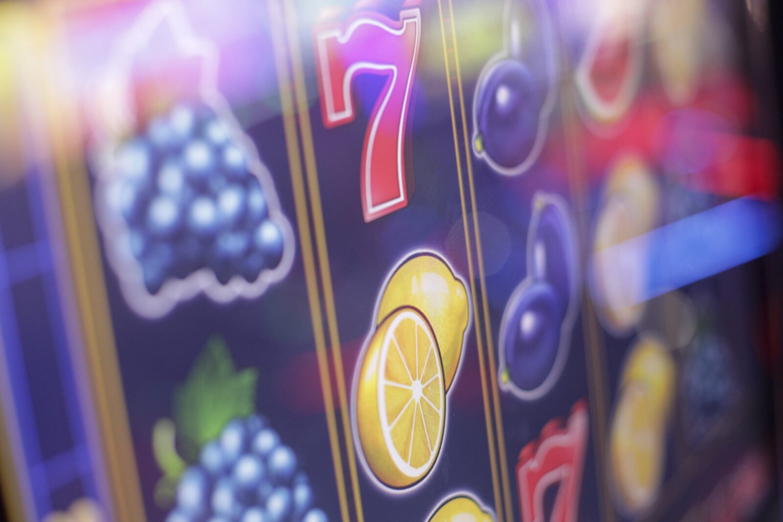 Păcănelele, o problemă majoră în București: Mai mult de jumătate din sălile de jocuri sunt amplasate lângă școli O analiză realizată de publicația Școala9 arată amploarea fenomenului sălilor de jocuri de noroc în apropierea unităților de învățământ din Capitală