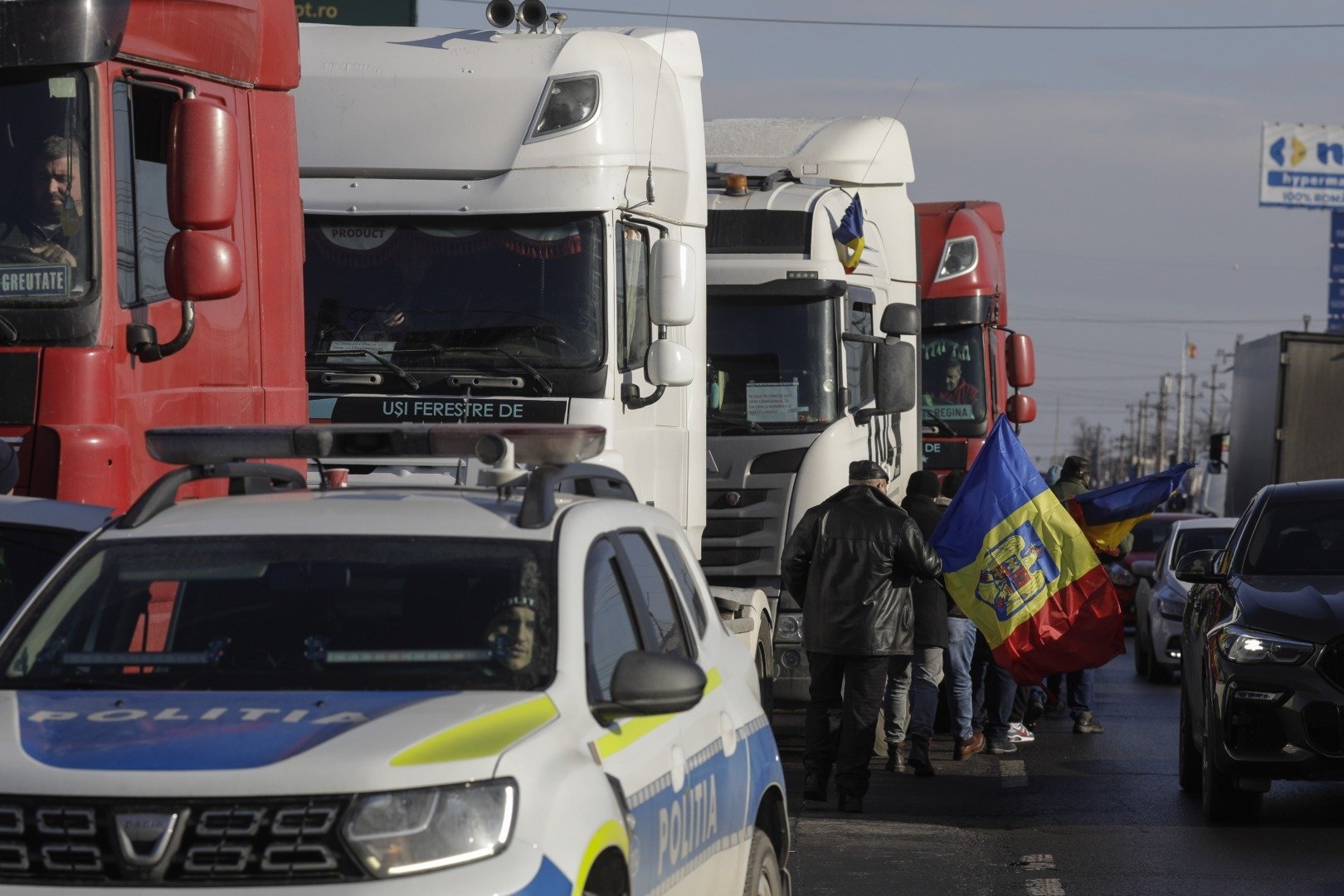 Transportatorii cer măsuri urgente pentru a evita blocaje în aprovizionare Confederația Operatorilor și Transportatorilor Autorizați din România (COTAR) trage un semnal de alarmă cu privire la creșterea constantă a prețurilor la carburanți și polițele RCA, solicitând intervenția urgentă a Guvernului