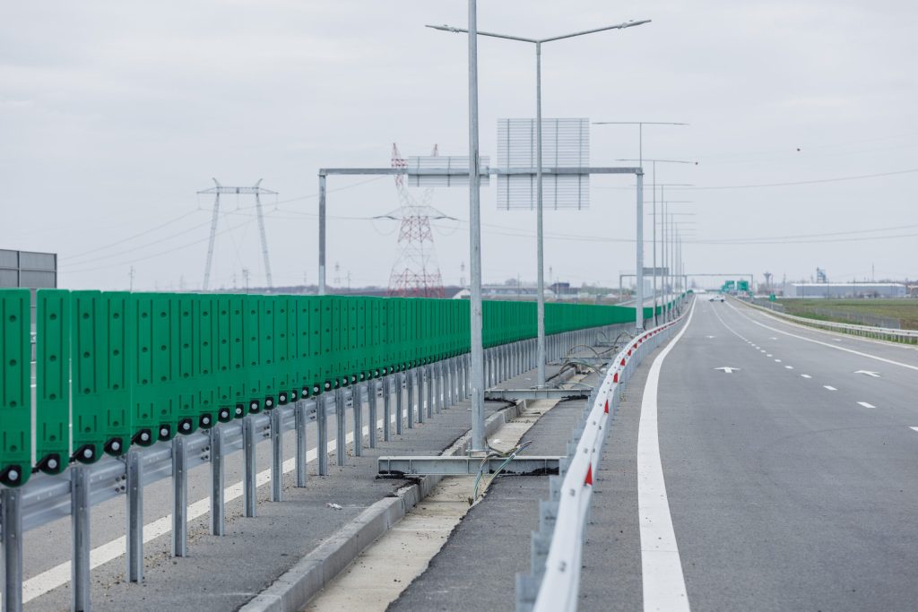 Restricții de trafic pe A2 și pe Șoseaua Mihai Bravu, din cauza lucrărilor și a unei surpări Bucureștenii și cei care tranzitează Autostrada A2 se confruntă cu restricții de trafic în această zi de joi, 14 martie, din cauza unor lucrări