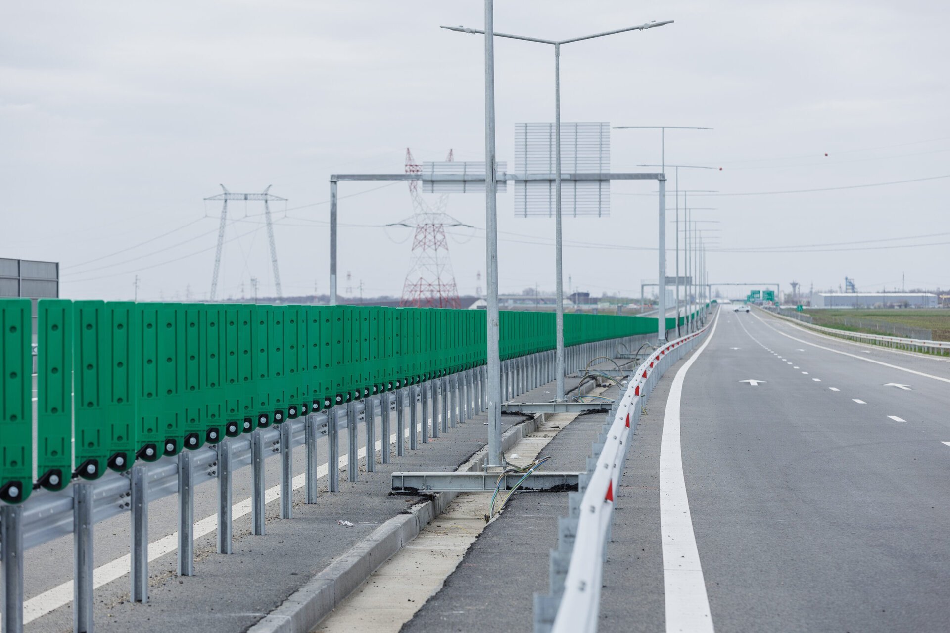 Restricții de trafic pe A2 și pe Șoseaua Mihai Bravu, din cauza lucrărilor și a unei surpări Bucureștenii și cei care tranzitează Autostrada A2 se confruntă cu restricții de trafic în această zi de joi, 14 martie, din cauza unor lucrări