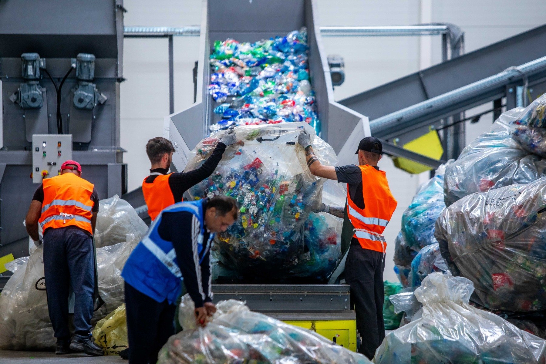 RetuRo: Peste 311 milioane de ambalaje reciclate în februarie, rata de returnare depășind 85% Bucureștiul a înregistrat un succes notabil în eforturile de reciclare, cu peste 311 milioane de ambalaje marcate cu simbolul SGR colectate în luna februarie a acestui an