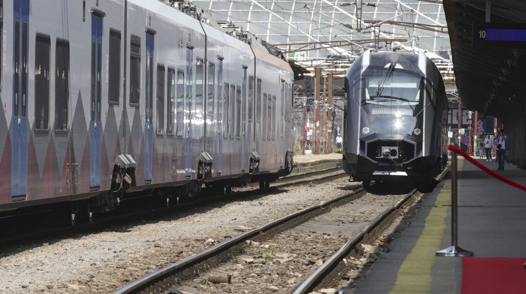 Tren cu cinci ore întârziere pe ruta Pitești – București din cauza unei defecțiuni Un tren care circula pe ruta Pitești – București a acumulat o întârziere de cinci ore joi, ajungând în Gara de Nord abia la prânz, deși sosirea era programată inițial pentru ora 6:44