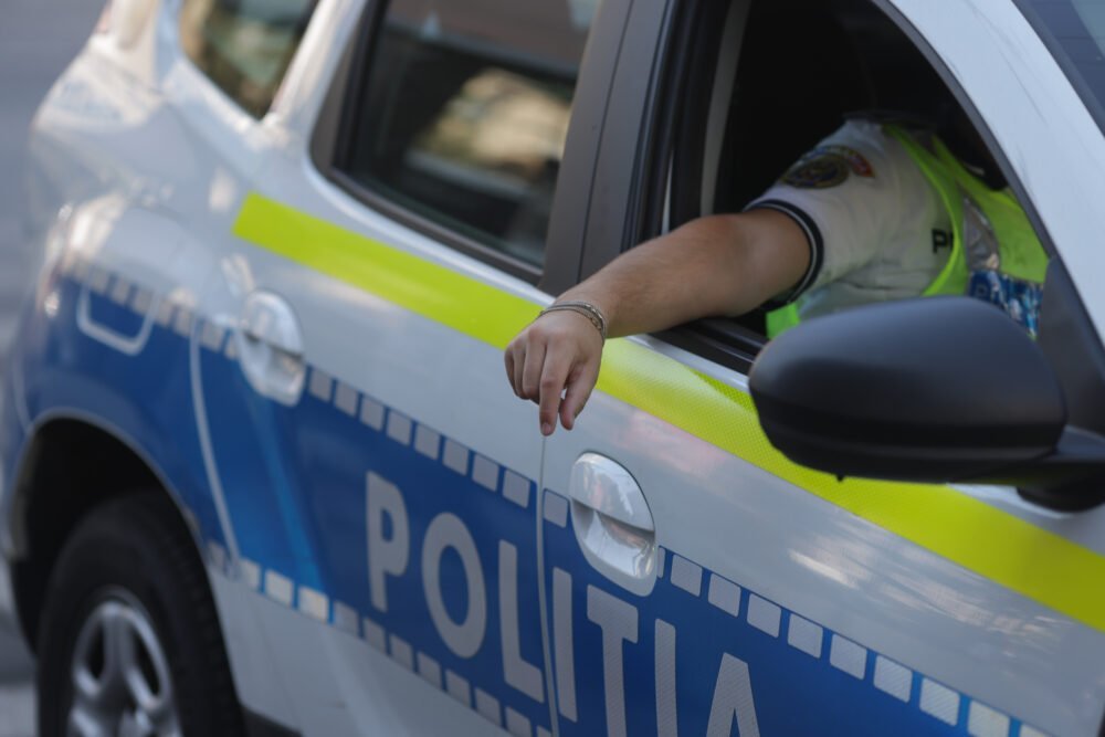 Surpare de asfalt pe Șoseaua Mihai Bravu: restriții de trafic și intervenții de urgență Bucureștenii sunt afectați de restricții de trafic pe Șoseaua Mihai Bravu, după ce o porțiune din asfalt s-a surpat, generând intervenții imediate din partea autorităților