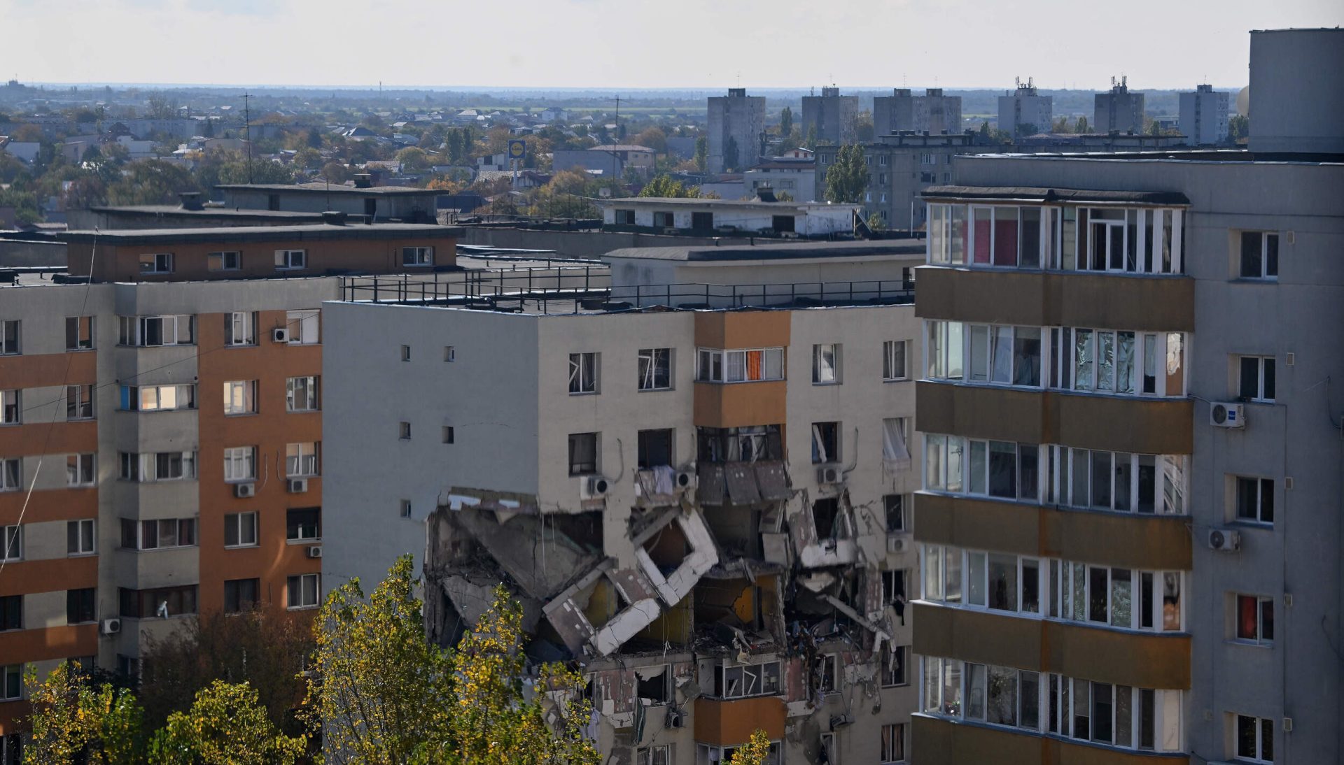 Explozia din Rahova: Primăria Bucureștiului ia în calcul demolarea blocului Blocul din Rahova, afectat de o explozie puternică în octombrie 2025, se confruntă cu probleme majore în ceea ce privește consolidarea
