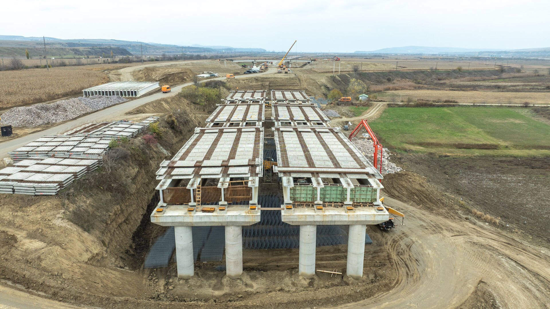 Încă 20 de kilometri de asfalt, turnați pe autostrada moldovei spre bacău Autostrada A7, care va lega Moldova de restul țării, avansează cu pași importanți