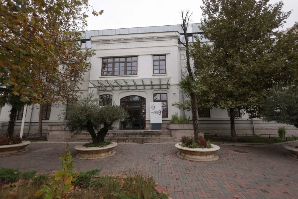Primăria Sectorului 3 reduce personalul pentru a face economii Primarul Sectorului 3, Robert Negoiță, propune o reorganizare a Direcției de Evidență a Persoanelor, măsură care ar urma să conducă la eliminarea a 23 de posturi