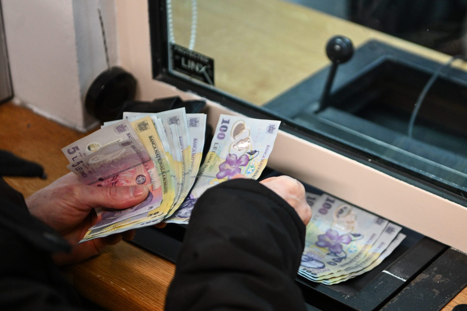 Sectorul 4: Bucureștenii pot cere restituirea impozitului pe clădiri plătit în plus Primăria Sectorului 4 a anunțat că bucureștenii care au achitat deja impozitul pe clădiri pentru anul 2026 pot solicita returnarea sumelor plătite în plus