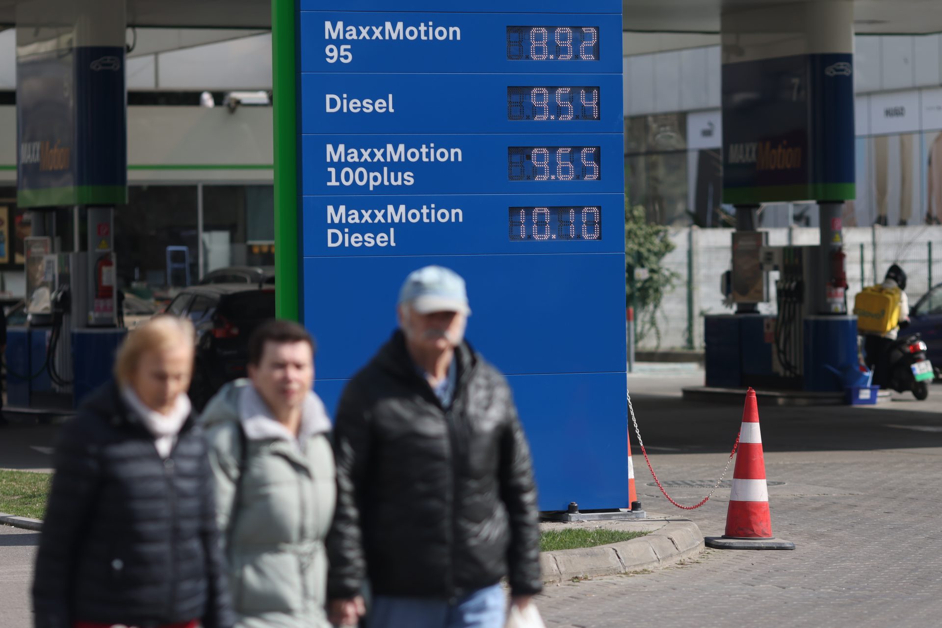 Guvernul declară oficial criză pe piața carburanților și anunță măsuri pentru limitarea prețurilor Guvernul Bolojan a decis să activeze mecanisme de urgență pentru a contracara creșterea accelerată a prețurilor la benzină și motorină