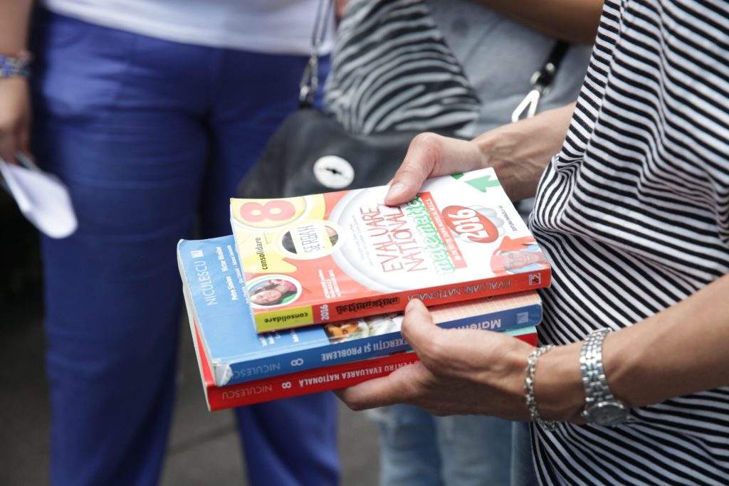 Simularea Evaluării Naționale începe luni: Peste 13.000 de elevi bucureșteni se pregătesc pentru probe Peste 13.000 de elevi din București se vor prezenta începând de luni la simularea Evaluării Naționale pentru clasa a VIII-a, potrivit informațiilor furnizate de Inspectoratul Școlar al Municipiului București (ISMB)