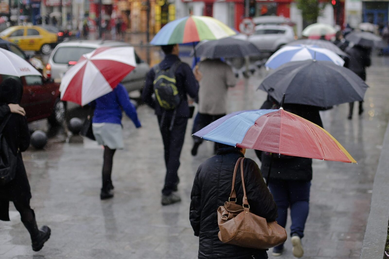 Vremea capricioasă continuă: ploi, ninsori și apoi o îmbunătățire Jumătate din țară se confruntă cu ploi puternice și ninsori, iar meteorologii avertizează că vremea instabilă va persista până luni, 30 martie