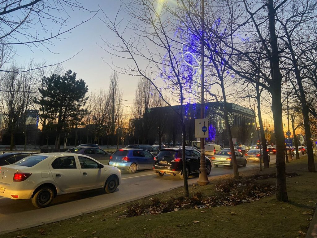 Amenzi usturătoare pentru șoferii bucureșteni care folosesc abuziv benzile unice STB Șoferii din București care încalcă regulile privind circulația pe benzile dedicate transportului public riscă amenzi substanțiale