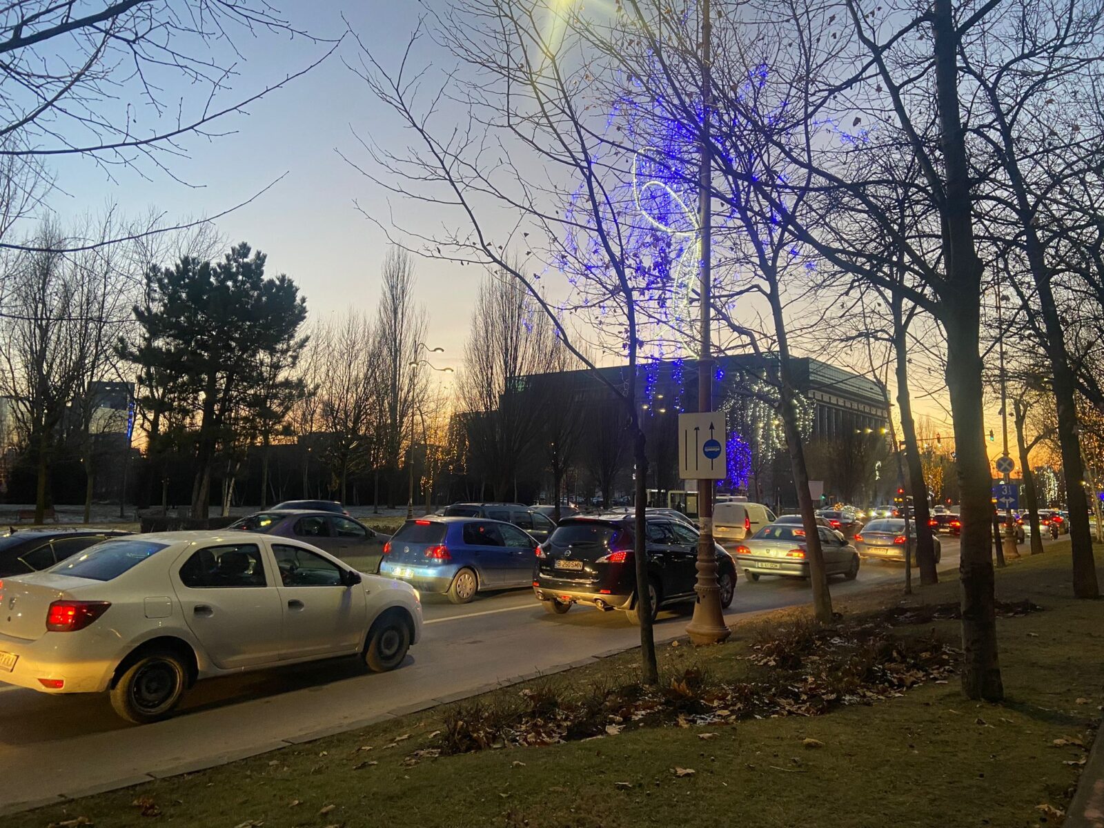 Amenzi usturătoare pentru șoferii bucureșteni care folosesc abuziv benzile unice STB Șoferii din București care încalcă regulile privind circulația pe benzile dedicate transportului public riscă amenzi substanțiale