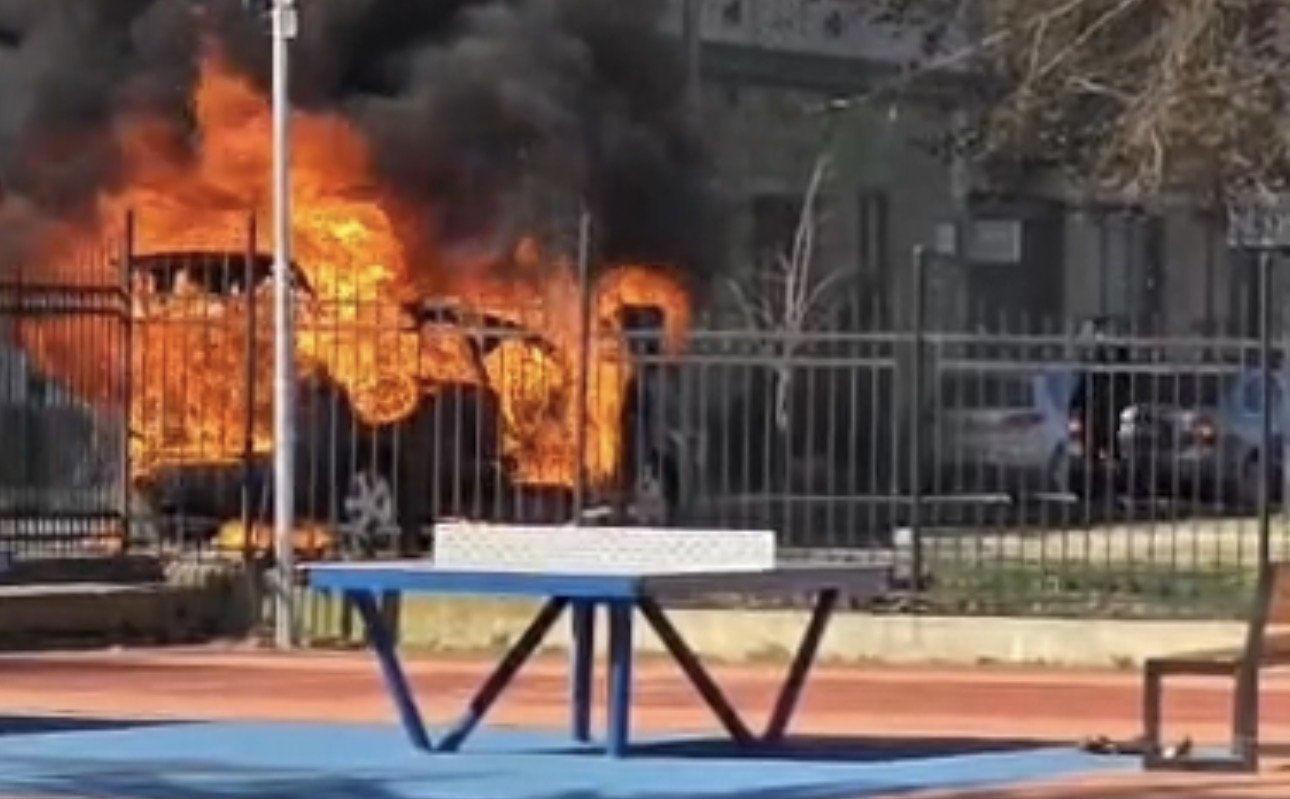 Incendiu violent la un autoturism în Arad: Pompierii intervin de urgență Un incendiu puternic a izbucnit vineri pe Bulevardul General Dragalina din Arad, cuprinzând un autoturism