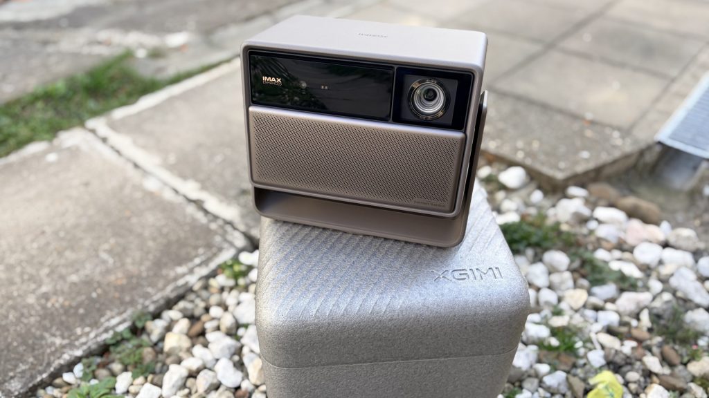 Proiectorul XGIMI Horizon 20 promite o experiență de home cinema completă, integrând proiecție 4K, sunet de la Harman Kardon, sistem de operare Google TV și capabilități pentru gaming
