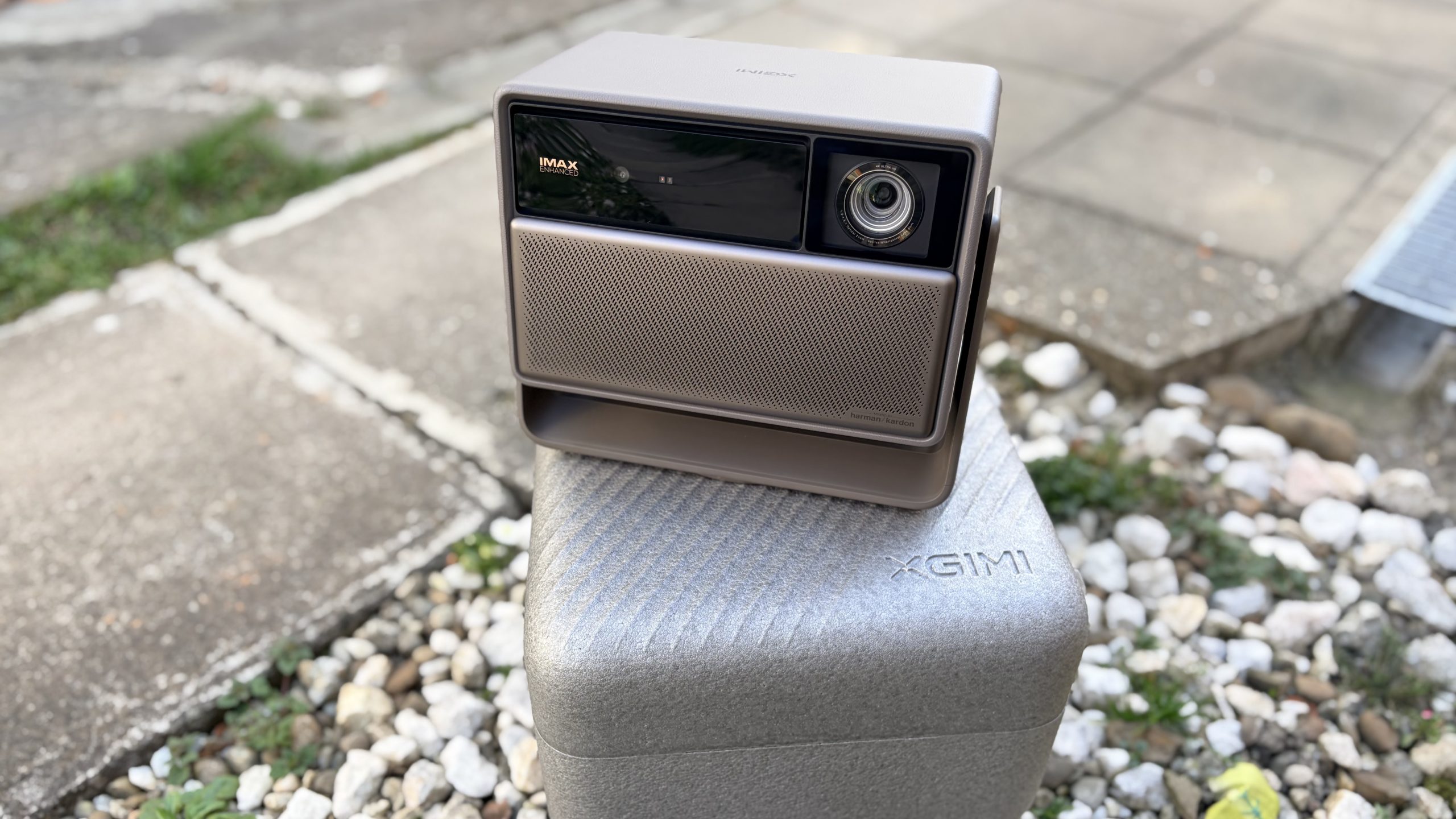 Proiectorul XGIMI Horizon 20 promite o experiență de home cinema completă, integrând proiecție 4K, sunet de la Harman Kardon, sistem de operare Google TV și capabilități pentru gaming